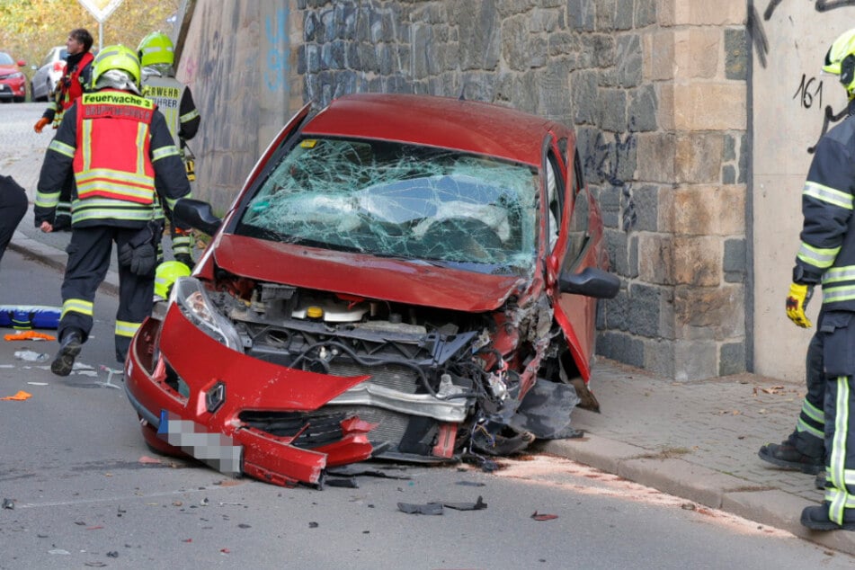 In Wittgensdorf krachte ein Opel im November auf der Oberen Hauptstraße gegen einen Brückenpfeiler.