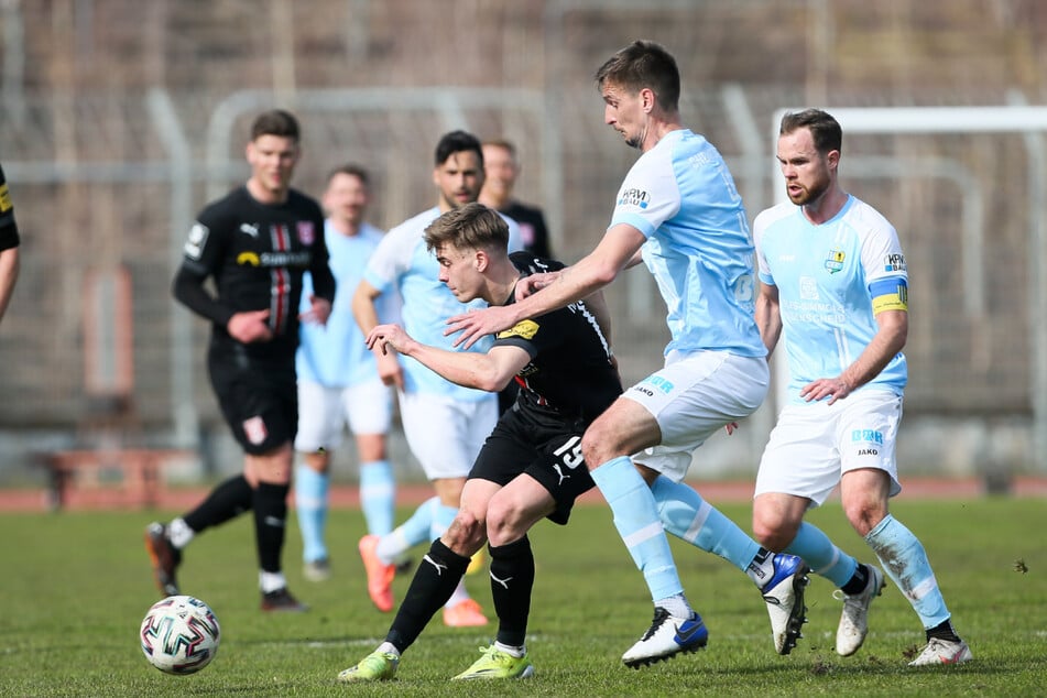 Der CFC konnte sich gegen den Drittligisten HFC am Ende durchsetzen - hier eine Spielszene Tobias Müller (r.) und Jovan Vidovic (M.) im Zweikampf mit Laurenz Dehl.