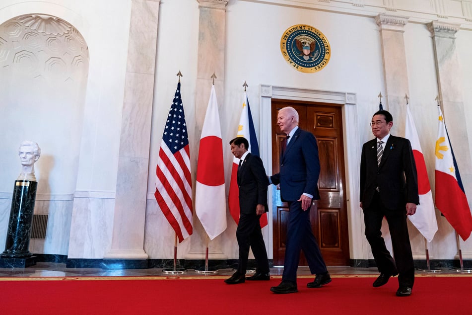 US President Joe Biden (c.) hosted the leaders of Japan, and the Philippines as they held their first trilateral talks.