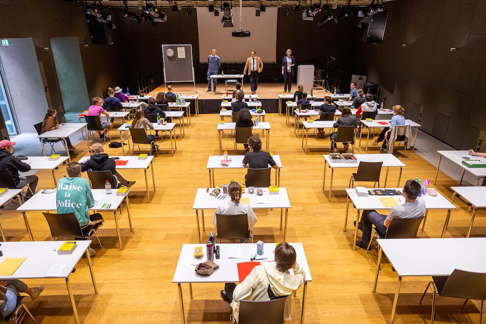 Mit weitem Abstand saßen die Schüler des Staatlichen Wilhelmsgymnasium zur Abiturprüfung in Deutsch an ihren Tischen in München.