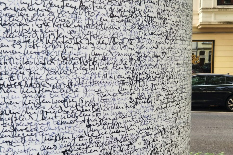 Für ihr neues Motiv "Seestück IV" hat die Kölner Künstlerin Hiltrud Gauf etliche Zeitungsberichte handschriftlich abgeschrieben.