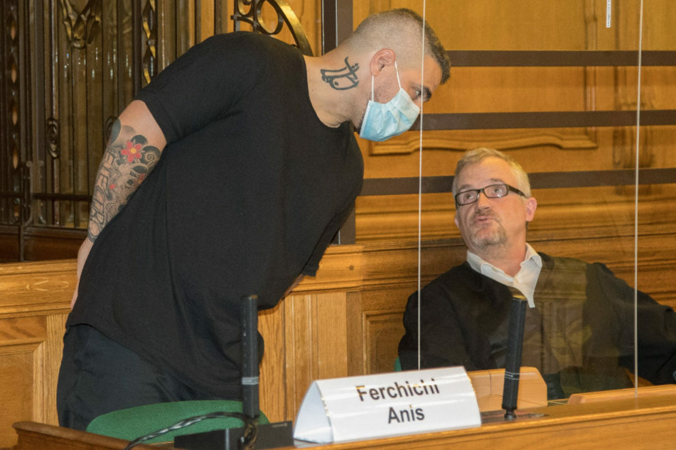 Anis Mohamed Youssef Ferchichi (41, l.), bekannt als Rapper Bushido, steht beim Prozess gegen den Chef einer bekannten arabischstämmigen Großfamilie neben seinem Anwalt.