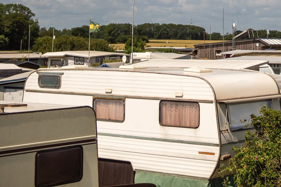 Von wegen schöner Urlaub: Camperin rastet aus und haut Nachbar mit Fleischklopfer