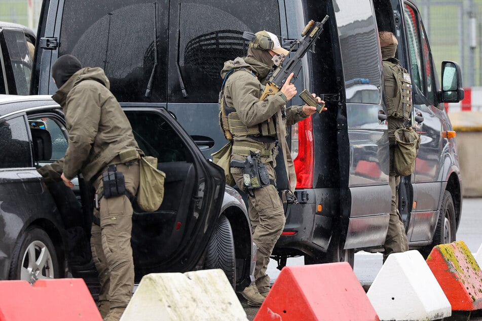 Schwer bewaffnete Spezialkräfte der Polizei waren am Hamburger Flughafen im Einsatz.