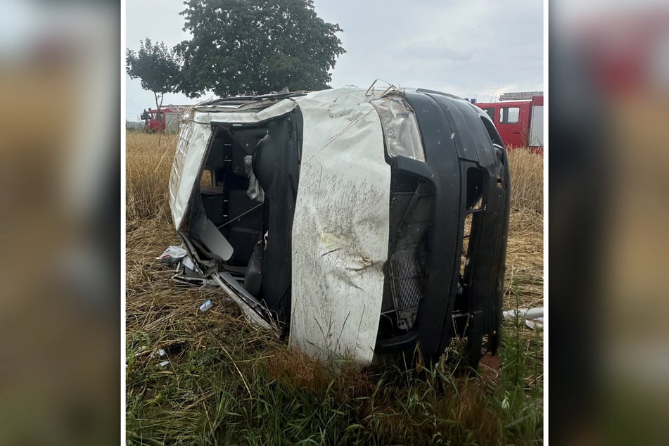 Der VW des 40-Jährigen landete auf der Seite liegend auf einem Feld.