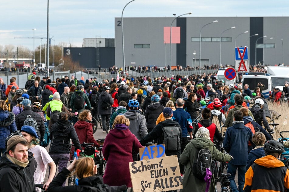 Tausende Menschen gingen am Samstag in Halle auf die Straße, um gegen die AfD zu demonstrieren.