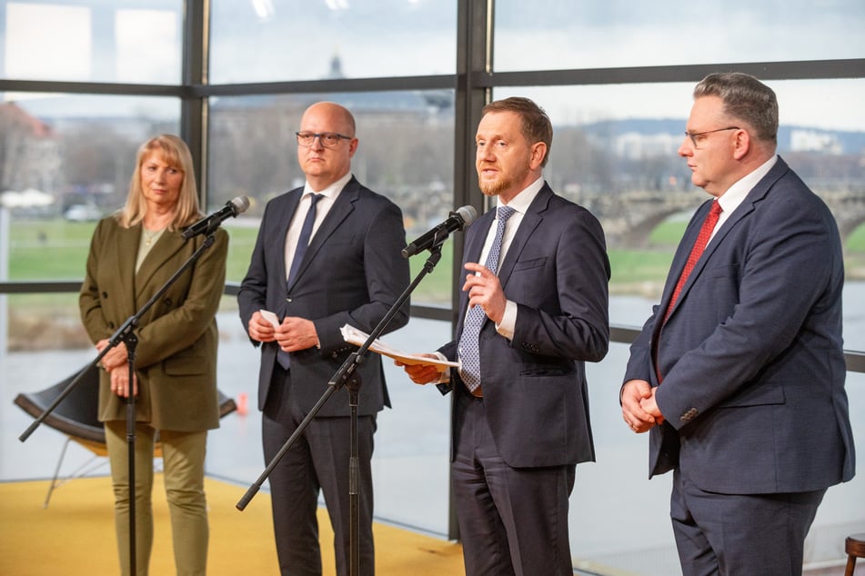 Steht diese Koalition unter einem guten Stern? SPD-Chef Henning Homann (45, 2.v.l.) und SPD-Spitzenkandidatin Petra Köpping (66, beide SPD, l.) mit Ministerpräsident Michael Kretschmer (49, CDU, 3.v.l.) und CDU-Fraktions-Chef Christian Hartmann (50, r.) im Landtag.