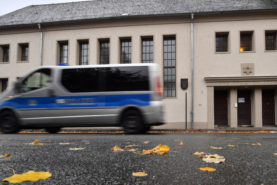 Betrunkene Vandalen zünden Gedenkzettel an Erfurter Synagoge an