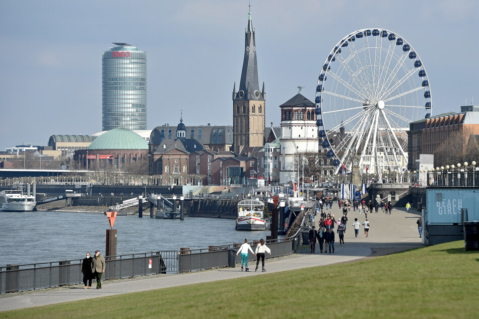 Das Rheinufer in Düsseldorf. Am Freitag hat das Düsseldorfer Gesundheitsamt einen Ausbruch mit der südafrikanischen Variante des Coronavirus auf einem Schausteller-Gelände bestätigt. (Symbolbild)