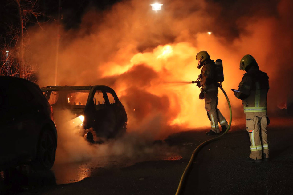 Die Feuerwehrleute konnten nicht verhindern, dass zwei Autos ausbrannten.