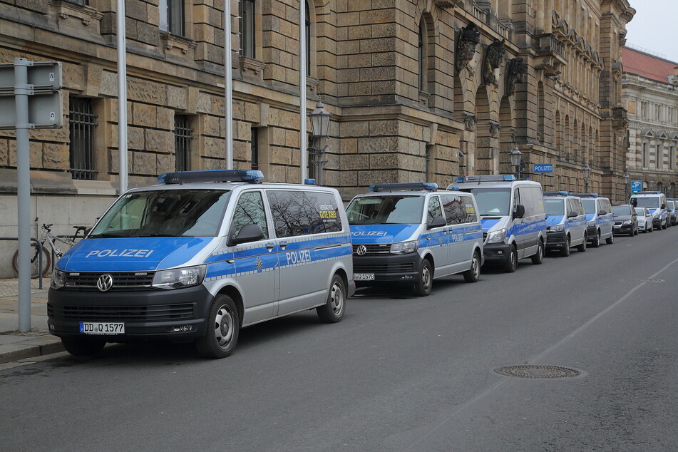 Dienstfahrzeuge vor der Polizeidirektion Dresden. Hier kam es am Freitagabend zu einer Explosion. (Archivbild)