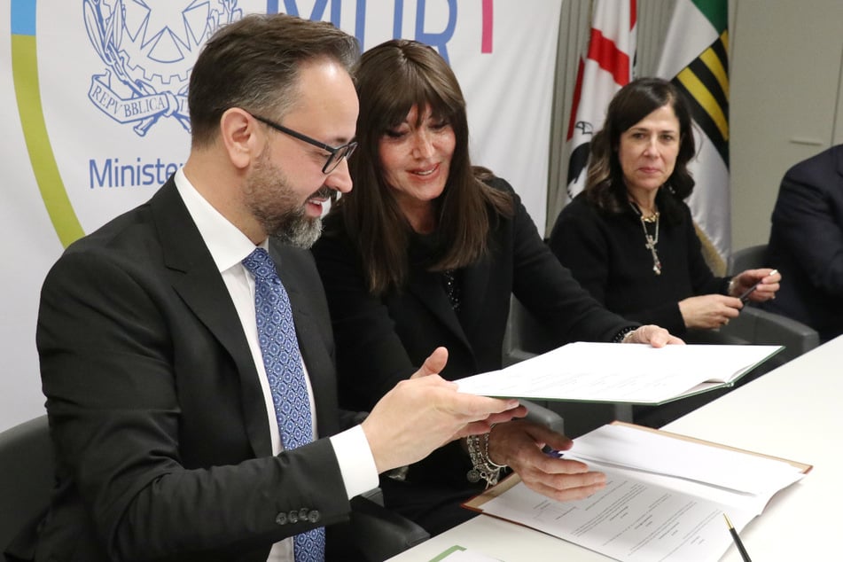 Sebastian Gemkow (47, CDU) und Sardiniens Präsidentin Alessandra Todde (56) bei der Unterzeichnung am Montag.