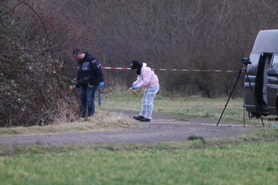 Er soll den 19-Jährigen Anfang Januar auf einem Feld in Schkeuditz erschossen haben. Nach dem Fund der Leiche wurden dort umfangreich Spuren gesichert.