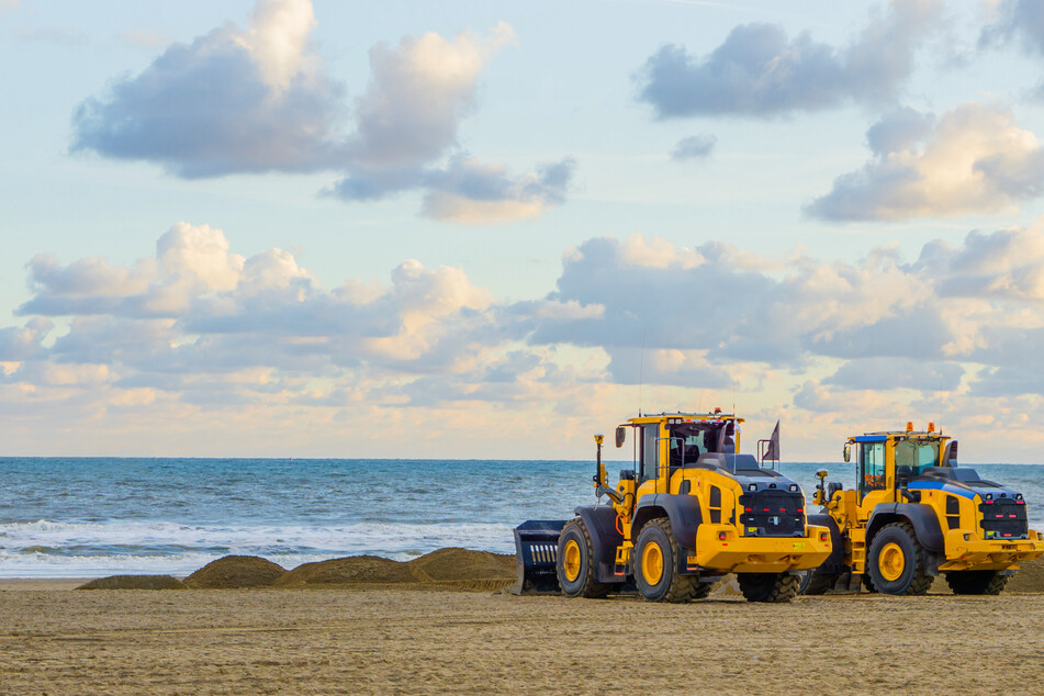 Ein Bauarbeiter übersah die Frau, als er im Traktor am Strand unterwegs war. (Symbolbild)