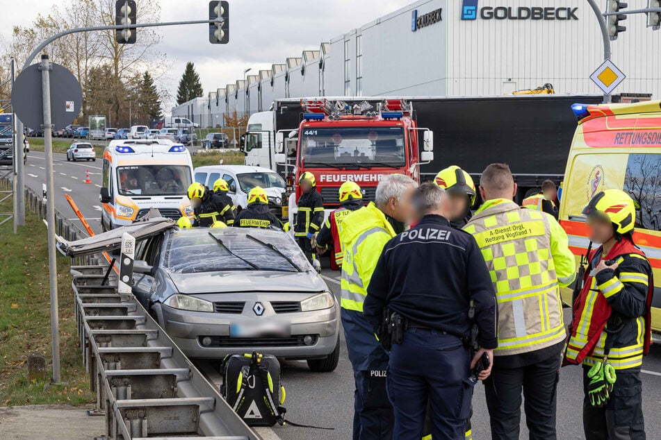 Auf der Ampelkreuzung zur A72 in Plauen krachte es am Montag gewaltig: Ein Renault knallte mit voller Wucht auf ein vorausfahrendes Auto.