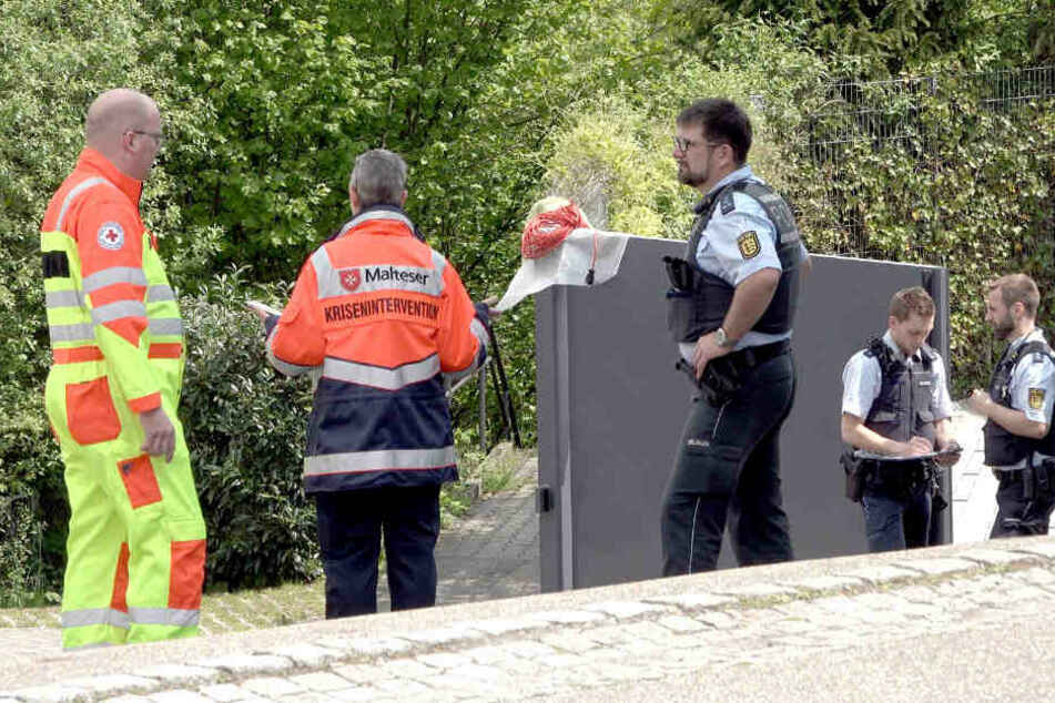 Einsatzkräfte der Polizei und des Deutschen Roten Kreuzes im Mai 2019 in Tiefenbronn.