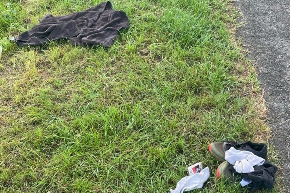 Kleidung an Flussufer entdeckt, aber keine Person: Suche bleibt erfolglos