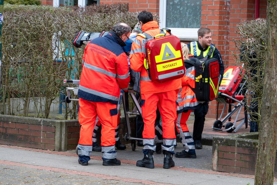 Zwei ältere Damen wurden am heutigen Freitag in Hamburg in ihren Wohnungen überfallen und ausgeraubt. Eine verletzte sich dabei sogar.