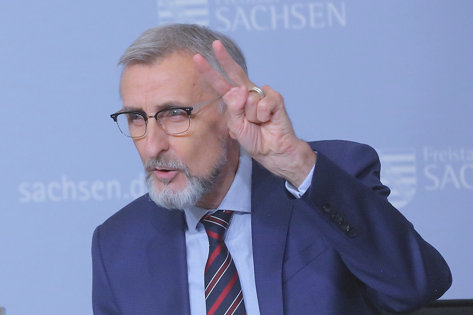 Innenminister Armin Schuster (62, CDU) freut sich über den plötzlichen Geldregen.