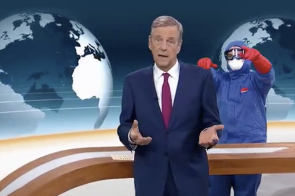 Huch! Plötzlich stand ein Mann in blauer Schutzkleidung im ZDF-Studio.