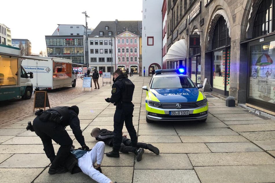Am Mittwoch bereits ein ähnliches Bild: Mehrere Syrer gerieten in der Chemnitzer Innenstadt aneinander - die Polizei musste einschreiten.