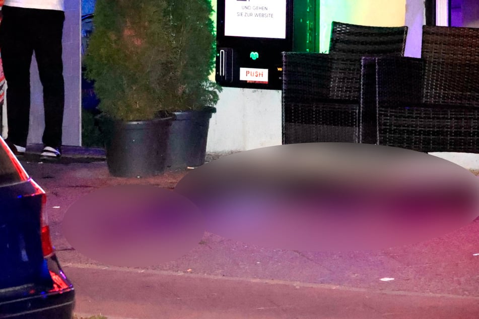 Vor der Bar liegt viel Blut.