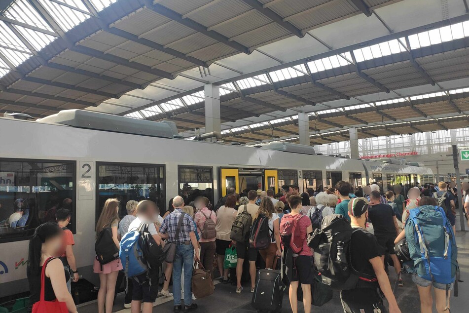 Einstiegs-Chaos am Chemnitzer Hauptbahnhof! Weil Fahrzeuge fehlen, müssen sich Dutzende Menschen in einen Zug quetschen.