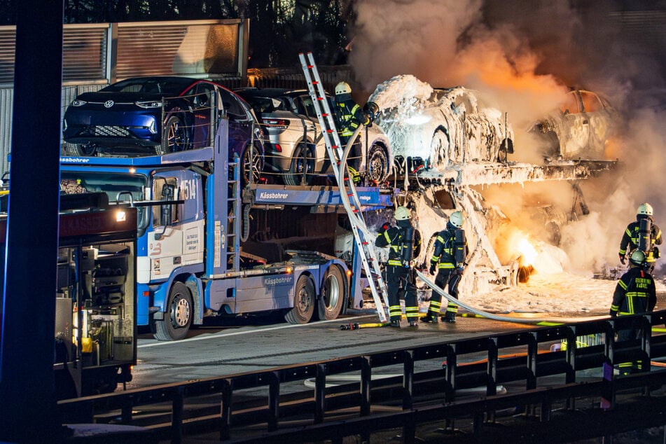 Inferno auf A7: E-Autos brennen auf Lastwagen vollständig aus