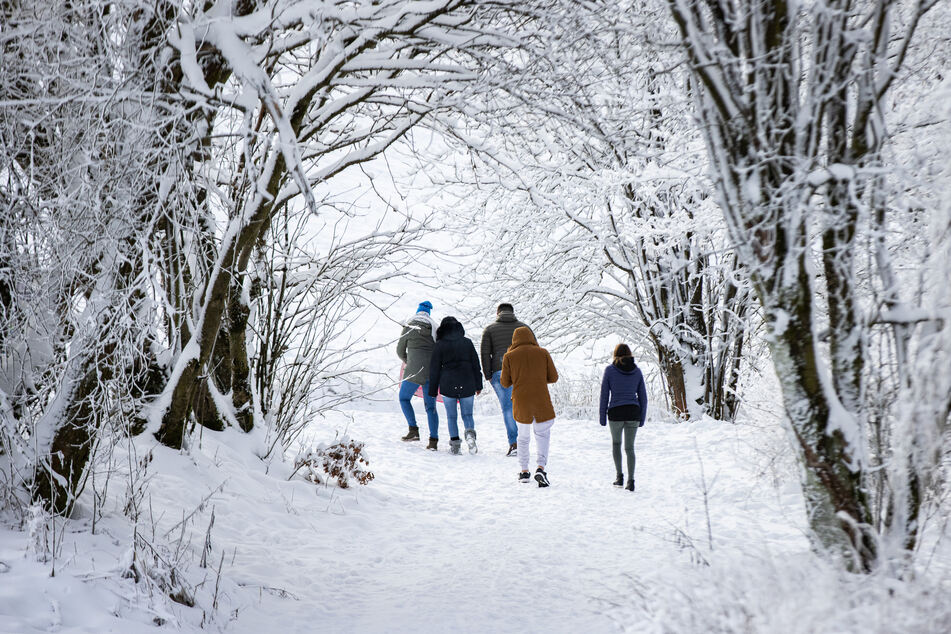 Der Ansturm auf die NRW-Wintersportgebiete wie Winterberg hat am Sonntag deutlich nachgelassen. Am Morgen waren nur vereinzelt Ausflügler unterwegs.