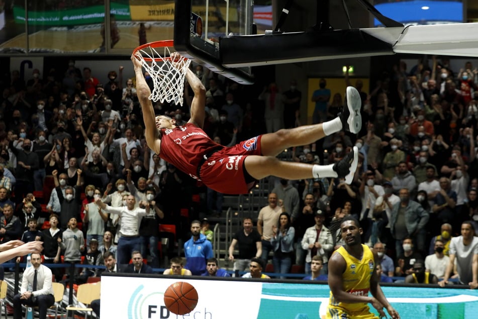 Nelson Weidemann (23) hängt am Korb und genießt seinen spektakulären Dunk gegen Alba.