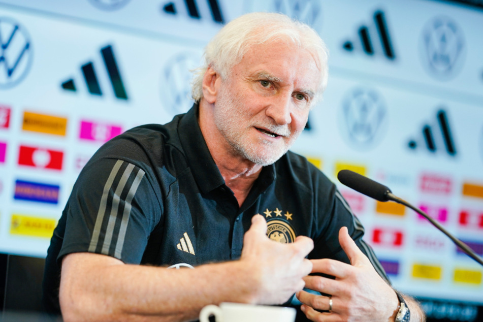 Am Freitag stellte sich Rudi Völler (63) auf der Pressekonferenz vor dem Ukraine-Spiel schützend vor Antonio Rüdiger (30).