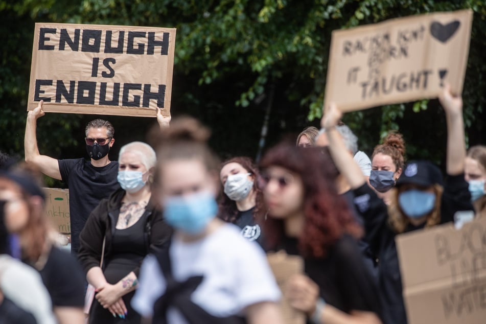 Stuttgart: "Enough Is Enough" steht auf dem Schild eines Mannes, der unter dem Motto "Solidarität mit George Floyd" an einer Demonstration gegen Rassismus teilnimmt. (Archivbild)