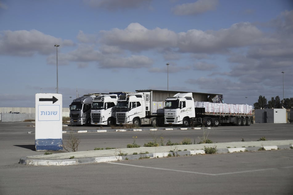 Am Grenzübergang Kerem Shalom im Süden Israels sind Lastwagen mit humanitärer Hilfe für den Gazastreifen zu sehen.