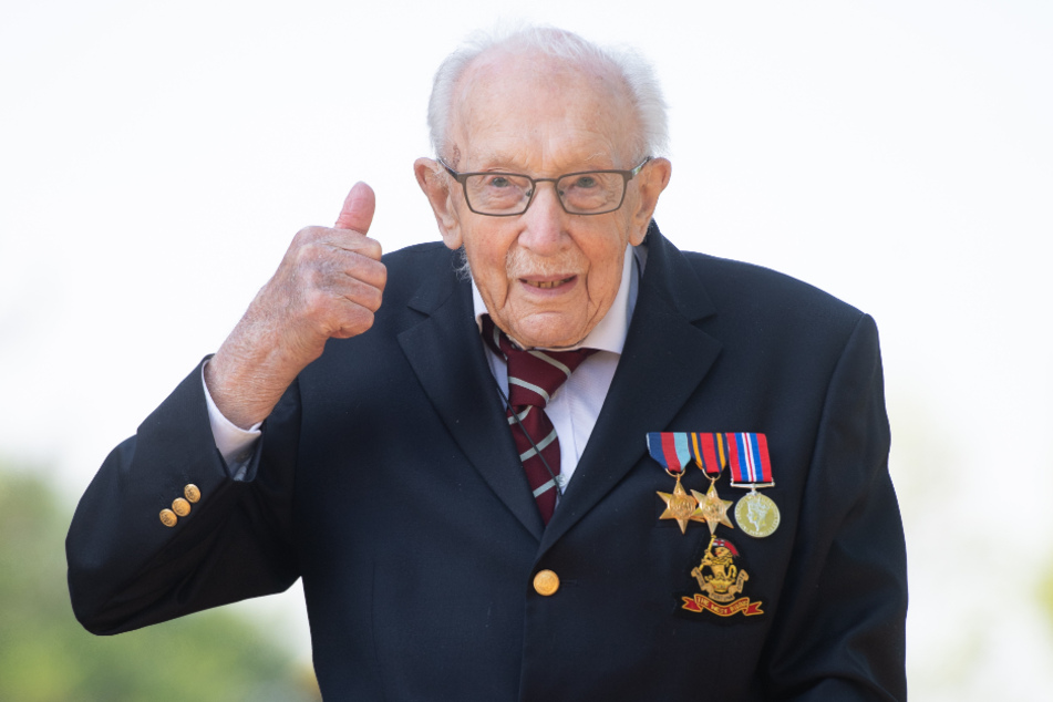 Der 99-jährige Kriegsveteran Tom Moore zeigt seinen Daumen nach oben, denn er hat allen Grund zur Freude.