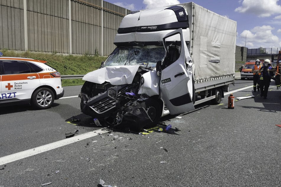 Der Fahrer des Kleintransporters wurde bei dem Unfall in seinem Führerhaus eingeklemmt.