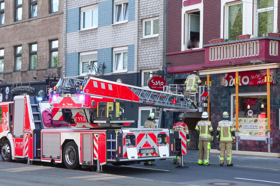 Die Düsseldorfer Feuerwehr handelte sofort und sicherte den desolaten Balkon ab.