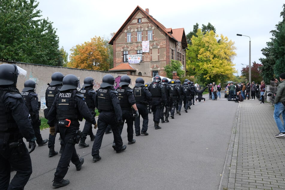 Einsatzkräfte der Bereitschaftspolizei haben das Gebäude mittlerweile betreten und gesichert.