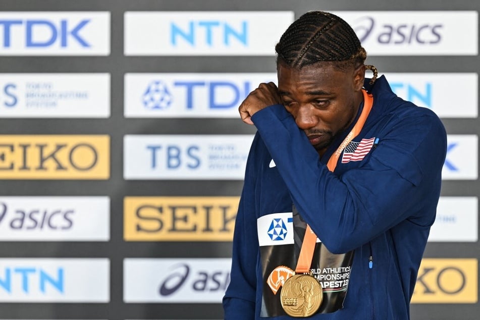 Überwältigt von den Emotionen nach dem WM-Gold: Noah Lyles (26) hatte in seinem Leben schon viele Hindernisse zu überwinden.