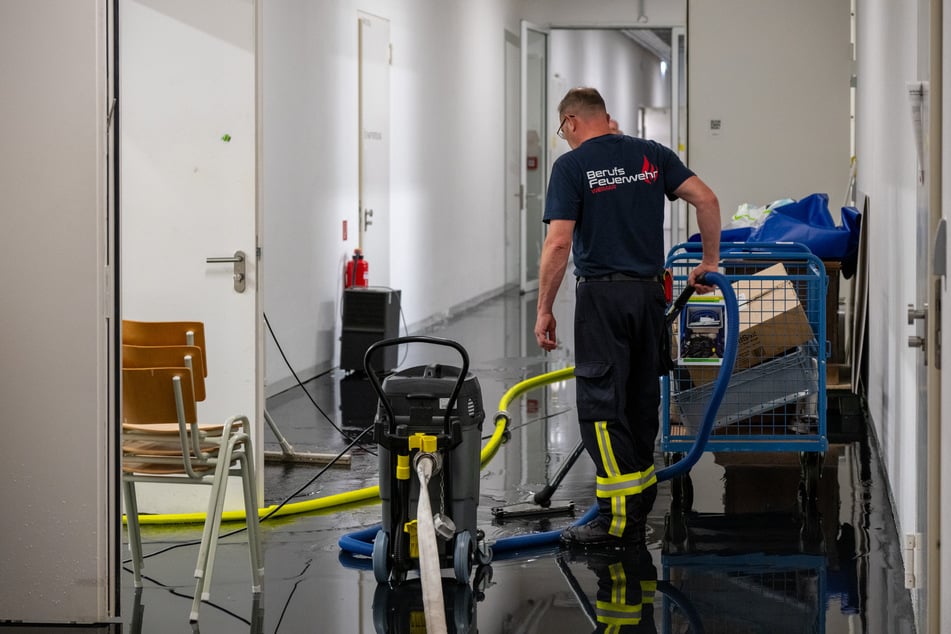 Nach rund 2,5 Stunden hatten die Einsatzkräfte das Wasser aus den Räumen geholt.