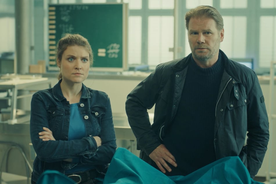 Karina Szabo (Lara Mandoki, 35, l.) und Robert Winkler (Kai Scheve, 59, r.) müssen die Identität der Leiche klären.