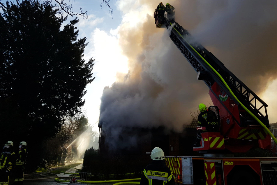 Feuer in Einfamilienhaus: 82-jähriger Bewohner stirbt in den Flammen
