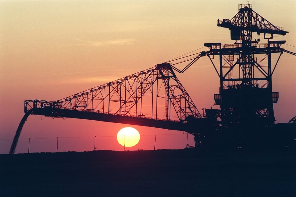 Eine Förderbrücke im Tagebau Nochten bei Sonnenuntergang. Industrieromantik anno 1994.