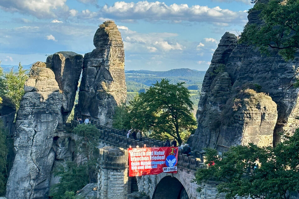 Auf der Basteibrücke setzte DIE LINKE am Donnerstag ein Zeichen für Frieden.