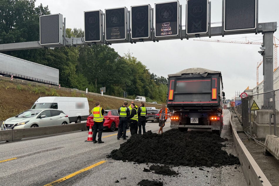 Ein Lkw hat am Mittwoch Klärschlamm auf der A7 in Hamburg verloren.