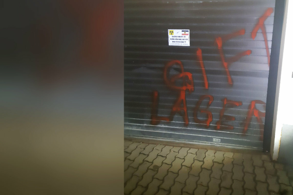 Farbattacke auf Impfzentren im Vogtland: Unbekannte brachten in Treuen an dem Gebäude mit roter Farbe die Schriftzüge "Giftlager" und "Mutant-WC" an.