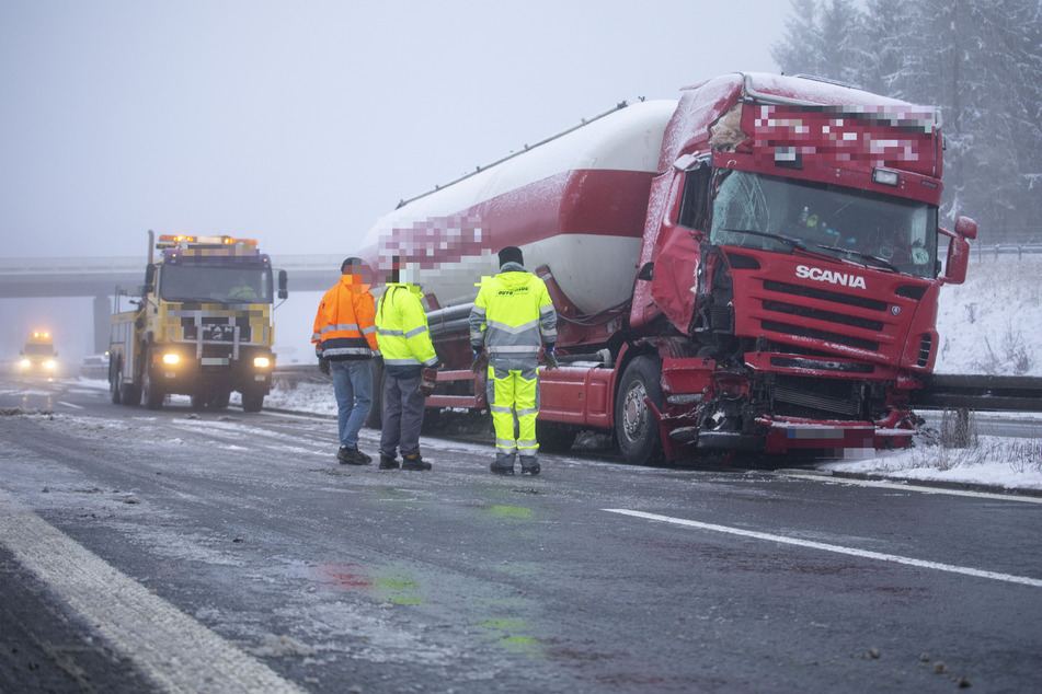 Auf der A93 am Autobahndreieck Hochfranken krachte ein Laster gegen die Leitplanke.