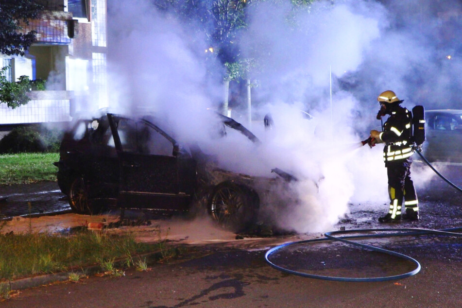 Die Feuerwehr löschte das brennende Fahrzeug.