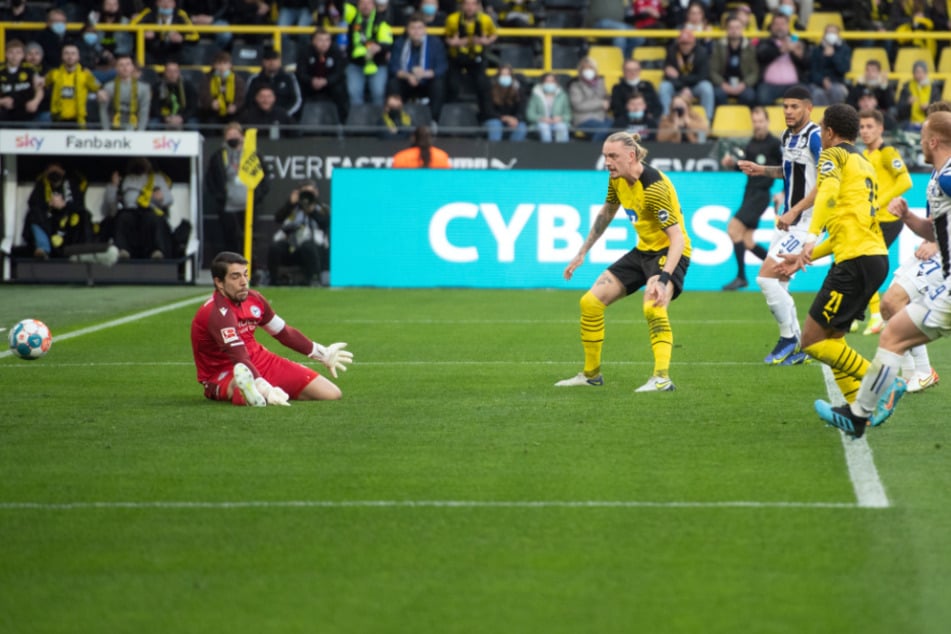 Marius Wolf (2.v.l.) ließ Bielefeld-Keeper Stefan Ortega aus kurzer Distanz keine Chance und erzielte das 1:0 für den BVB.