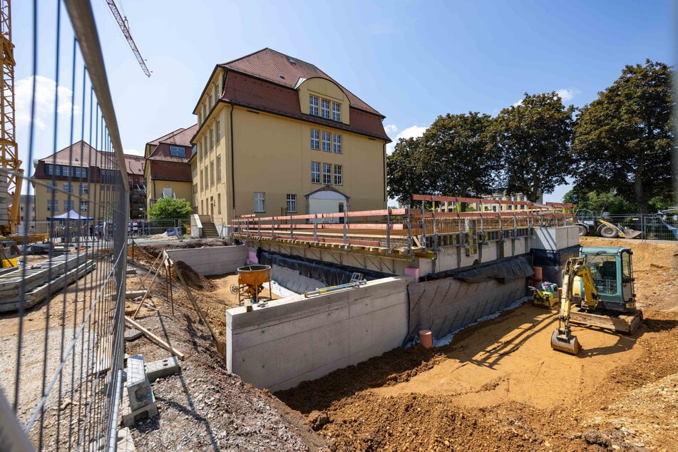 Am Freitag wurde der Grundstein für den Erweiterungsbau am Johannes-Kepler-Gymnasium gelegt.