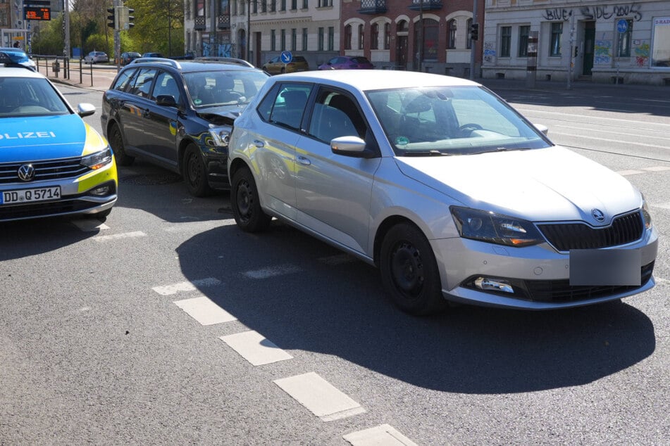 Unfall in Leipzig: Toyota und Skoda krachen auf Prager Straße zusammen